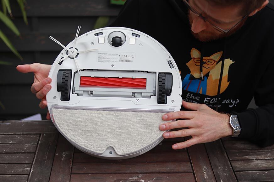 Die Wischplatte des Roborock Q7 Max samt angebrachtem Wischtuch ist zu sehen